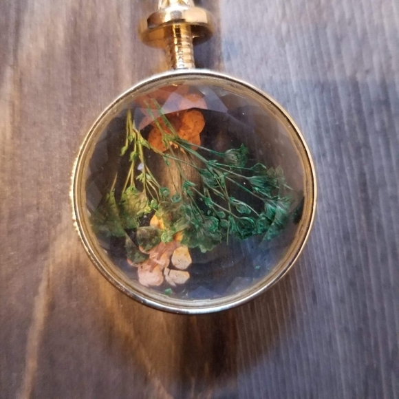 NWOT pressed flowers in resin/glass pendant w gold - Picture 3 of 4